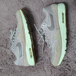 NIKE AIR MAX SUPER CUTE SNEAKERS. SZ 10